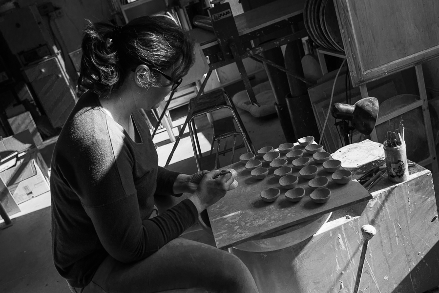 Una socia de Artesanos de Aragón, Marta en su taller de cerámica en el Pirineo Aragonés
