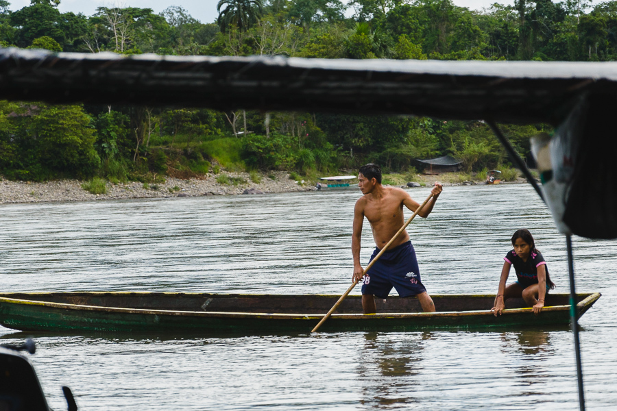 Pescadores en río Napo, viajando en Ecuador