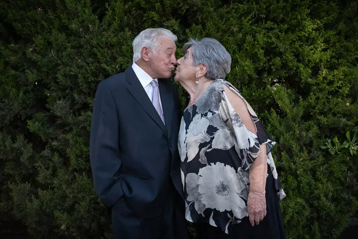 María Pilar e Ignacio, protagonistas de este reportaje de bodas de oro en Zaragoza, celebrando rodeados del cariño de su familia.
