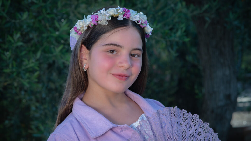Alexia con su vestido de comunión durante una sesión fotográfica al atardecer en Fuentes de Ebro.